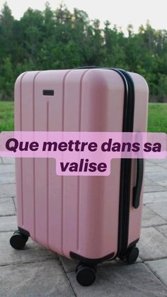 a pink piece of luggage with the words que mettre dansa valise on it