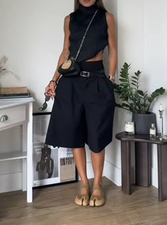 Bermuda Pants Outfits, Fabulous Clothes, Fashion Design Clothes, 50 Fashion, Fashion Addict, Look Fashion, Fashion Inspo Outfits