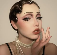 1920 Makeup, Gatsby Makeup, Flapper Makeup, 20s Makeup, Matte Make Up, 1920s Makeup, Vintage Makeup Looks, Mekap Mata, Drag Make-up