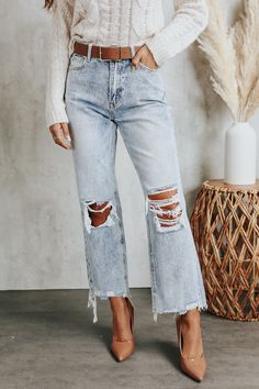 Wide Leg Distressed Jeans Outfit, Spring Looks For Women 2024, Lightwash Jean Outfits, Women’s Jeans, Tshirt Fashion Outfit, Branding Outfits, Acid Wash Jeans Outfit, Spring Jeans Outfit, Outfit Inspo Cute