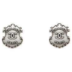 Chanel earrings from the Métiers d'Art Dallas or Pre Fall 2014 collection, silver-plated metal studs with a sheriff's coat of arms motif, from the Métiers d'Art Paris Dallas collection. Width 1.85 cm x height 2.2 cm. The earrings are delivered without original packaging or invoice, they are in perfect condition, bright on the face and very rock ... Chanel Earrings, Earrings Stud, Fall 2014, Pre Fall, Coat Of Arms, Bling Bling, Jewelry Earrings Studs, Metallica, The Face