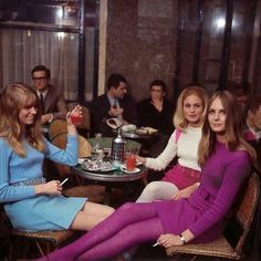 Parisian Women, 70s Inspired Fashion, Swinging Sixties, Sixties Fashion