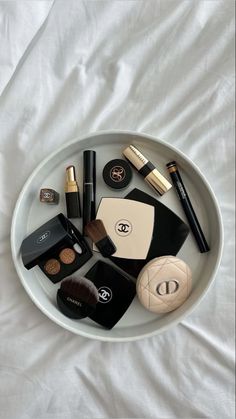 Luxury Makeup Aesthetic, Beauty Bathroom, Fancy Cosmetics, Makeup Aesthetic, Aesthetic Style