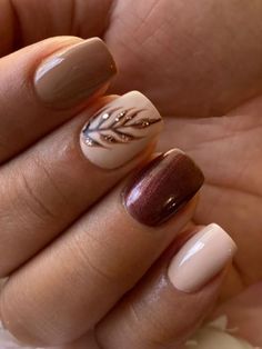 thanksgiving nails: browns with a leaf Nail Designs Autumn 2023, Holiday Nails Autumn, Thanksgiving Holiday Nails, Short Acrylic Nails Thanksgiving, Friendsgiving Nails, Thanksgiving Nails Natural, Nail For Thanksgiving, Cute November Nails Square, Simple Thanksgiving Nails Short