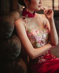 Qi Pao Wedding Dress, Restaurant Prewedding, Tinghun Gown, Qi Pao Wedding, Shanghai Wedding, Chinese Bridal Dress, Chinese Style Wedding Dress, Modern Chinese Wedding Dress, Chinese Dress Modern