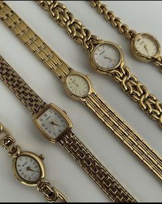 Minimalist Fine Jewelry, Trendy Watches Women 2023, Fall 2023 Accessories Trends, Women’s Watch Aesthetic, Wardrobe Mood Board, Watches Aesthetic Woman, Trending Watches For Women 2023, Gold Watches Women Vintage, Vintage Gold Watch Aesthetic