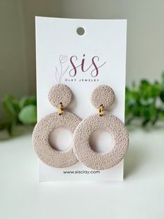 Handcrafted with polymer clay, these earrings feature a limestone texture in a sleek beige colour. Their unique donut shape adds a touch of sophistication to any outfit. Available in 5 colours: blue, black, white, peach, and beige. Elevate your style with these exclusive, one-of-a-kind earrings. Beige Clay Earrings, Minimalist Round Polymer Clay Earrings, Trendy Round Beige Jewelry, Neutral Polymer Clay Earrings, Neutral Clay Earrings, Limestone Texture, Boho Clay Earrings, Neutral Earrings, Clay Inspo