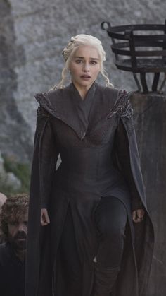 game of thrones'daeneress starke walks down the street in her black outfit