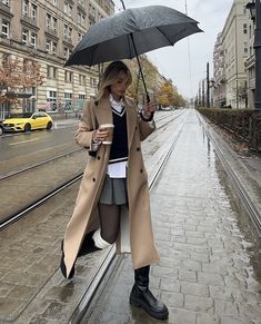 Raining Day Outfit, Rainy Outfit, Fall Coat Outfit, Coat Outfit Casual, Long Coat Outfit, Rain Outfit, Winter Coat Outfits, Trench Coat Outfit