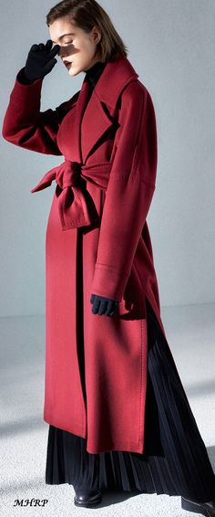 max-mara-atelier-fall-2018_pinned from vogue.com/fashion-show Education Tattoos, Tattoos Architecture, Mantel Styling, Mantel Outfit, Max Mara Coat, Curvy Petite Fashion, Womens Suits Business, Quotes Art