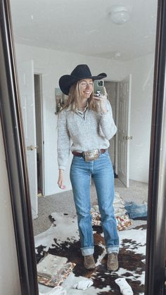 Cute Western Outfits Women Casual Winter, Pumpkin Patch Western Outfit, Punchy Going Out Outfits, Cute Western Outfits For Work, Western Outfits Women Winter Casual, Womens Southern Style Outfits, Country Style Outfits Winter, Western Women’s Outfits, Classy Ranch Outfit