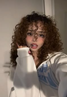 Demi Kalogeras, Wavy Hair Cuts, Naturally Wavy Hair Cuts, Sisters Outfits, Short Curly Hair Styles, Eliana Kalogeras, Hair Cuts Curly Hair, Sunday Kalogeras, Mrs Bella