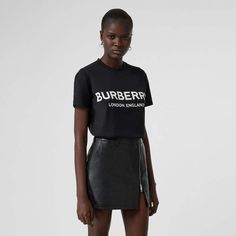 Burberry Logo Print Cotton T-shirt Burberry T Shirt Woman Outfit, Burberry Shirt Outfit Women, Burberry Shirt Outfit, Burberry Print, Winter Styling, Burberry T Shirt, Burberry Logo, Burberry Shirt, Outfits 90s