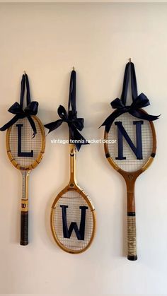 Initial Room Decor, College Home Aesthetic, College House Decorations, Home Decor Vibes, Natural Dorm Room, What To Hang Over Bed, College House Inspiration, Bedroom Ideas College, Tennis Racket Art