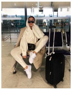 Alicia Roddy, Tracksuit Outfit Women, Cute Airport Outfit, Comfy Airport Outfit, Airport Travel Outfits, Comfy Travel Outfit, Fashion Travel Outfit, Travel Outfit Plane, Comfy Travel