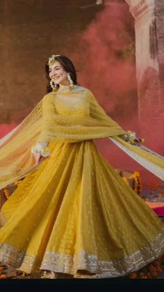 Haldi Ceremony Outfit Pakistani, Hania Amir Dresses, Nikah Ideas, Haldi Dress For Bride, Simple Mehndi Dresses, Haldi Dress Ideas, Haldi Outfit For Bride, Mehndi Dress For Bride, Mehendi Dress