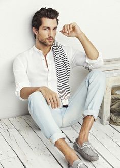 Not many men can pull of an all white and cream outfit, but this one works so well with the rolled up fitted slacks, slightly open fitted long sleeved T, and the added mini scarf in stripes...very beachy unique. Tourist Outfit, Mens Summer Outfits, Outfit Jeans, Ideas Outfit, Story Telling