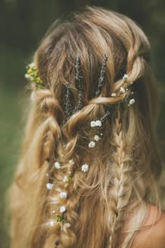 Wedding Hair Cottagecore, Unconventional Wedding Hairstyles, Cottagecore Hair Wedding, Hairstyles Fantasy Fairytale, Fairy Vibe Wedding, Forest Core Wedding Dress, Wedding Fairy Hairstyles, Natural Wavy Hair Bride, Cottage Fairy Wedding