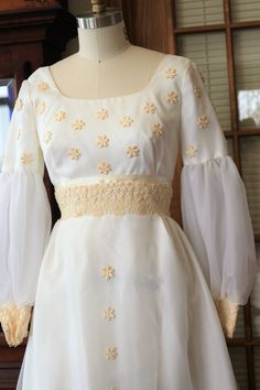 Vintage antique 1970s 1960s gown! I love this dress! Size 4/6 message me for more info its fabulous Boho hippie high fashion wedding gown. More pictures on fb: https://www.facebook.com/media/set/?vanity=RetroVintageWeddings1920s1930s&set=a.3618095944953089 70s Inspired Wedding, High Fashion Wedding, Gatsby Wedding Dress, Antique Wedding Dresses, Vintage Wedding Gown, Western Style Dresses, Mexican Wedding Dress, Drama Fashion, Bridal Gowns Vintage