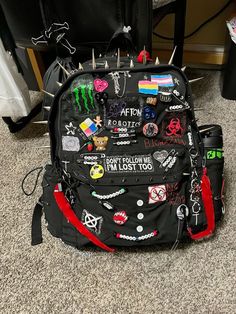 Cool Bookbags, Backpack With Pins And Patches, Backpack Patches Aesthetic, Decorated School Bag, Backpack Customize Ideas, Backpack With Patches And Pins, Cute Bag Ideas, Grunge School Bag, Alt Backpack