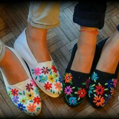 Painted Sneakers, Mexican Fashion, Mexican Embroidery, Embroidery Shoes, Hand Painted Shoes, Embroidered Shoes, Embroidered Clothes, Shoe Art, Diy Shoes