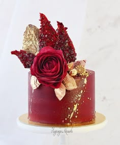 there is a red cake with gold decorations on it and the words in russian above it