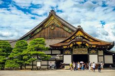 Nijo Castle is one of the most popular attractions in the city of Kyoto and for good reason. With a visit to Nijo Castle Kyoto history is firmly on display. #visitjapan #visitkyoto #japan #kyoto #nijocastle #japanesecastle #castle #sakura #cherryblossom #history #culture #travel #traveljapan #japantravel #japantrip #jrpasstrip #jrpass #japanrailpass Kumamoto Castle, Castle Photo, Kyoto Japan Travel, Himeji Castle, Castle Painting, Castle Pictures, Japan Destinations