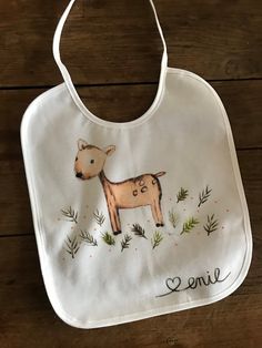 Hand-painted personalized bib. Made of high quality cotton with soft feel, comfortable and breathable. The back of the bib consists of a water-impermeable layer that protects the child from stains and other dirt. A saying or name for personalization is freely selectable. Different motifs can be chosen. Please write to us before purchasing. Dimensions: 26 x 30 cm Washable at 40 oC or hand wash Playful White Machine Washable Bib, Playful White Cotton Bib, Personalized Cotton Bib As Gift, Cute White Bib Front Bib, White Machine Washable Bib For Gift, Cute Cotton Washable Bib, White Machine Washable Bib As A Gift, White Machine Washable Bib As Gift, Customizable White Cotton Bib