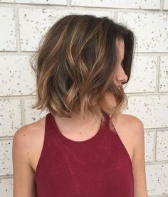 Short Wavy Bob, Popular Short Hairstyles, Blond Balayage, Wavy Bob Hairstyles, Balayage Blonde, Modern Haircuts, Caramel Highlights, Haircuts For Wavy Hair