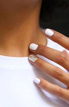 20 Stylish Nail Trends To Try in 2019 - The Trend Spotter #greenNail Snow Nails, The Trend Spotter, Nagellack Trends, White Acrylic Nails, White Nail Polish, White Nail, Chrome Nails, Nail Polish Colors