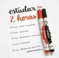 two pens sitting on top of a paper next to an orange and black marker with the words estular 2 horas