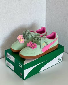 кастом кед своими руками Pretty Sneakers, Feminine Casual, Diy Sneakers, Dr Shoes, Pretty Shoes Sneakers, Funky Shoes, Girly Shoes, Swag Shoes, Pretty Shoes