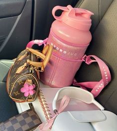 Girly Car Accessories, Pink Lifestyle, Purse Essentials, Girly Car, Handbag Essentials, Girly Bags, Pink Girly Things, Pink Vibes, Girly Accessories