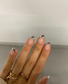 Metallic Silver Tip Nails, French Nails Silver Tip, Cool Oval Nails, Short Nails With Silver Tips, Silver French Almond Nails, Sliver Chrome French Nails, Minimal Chrome Nails, Silver Chrome Gel Nails, Simple Chrome Nails Short