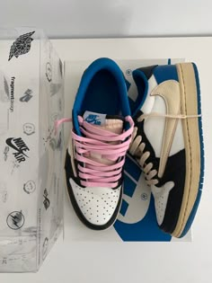 Travis Scott Dunks, Travis Scott Sneakers, Travis Scott Shoes, Sneaker Closet, Trendy Shoes Sneakers, Pretty Shoes Sneakers, Jordan Shoes Retro, Funky Shoes