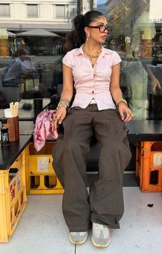 #fashion #2025 #y2k La Office Style Work Outfits, Workmen Fashion, Cropped Dress Shirt Outfit, Brown Shirt And Jeans Outfit, Outfit Ideas With Overalls, Futch Fashion Summer, Ahs Summer Outfits, Prejoye Outfits, Blizzard Outfit