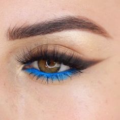 Blue Eye Makeup Tutorial, Gold Eyeliner, Blue Smokey Eye, Pretty Makeup Looks, Blue Eye, Blue Eye Makeup