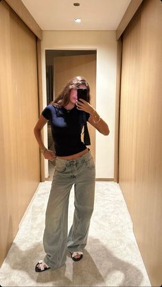 Outfit Inspirations Baggy Jeans, Clean Y2k Outfits, Wide Leg High Waist Jeans Outfit, Gray Tee Outfit, Summer Uni Outfits, Basic Outfits Aesthetic, Clean Aesthetic Outfit, Black Tee Outfit, Gray Shirt Outfit