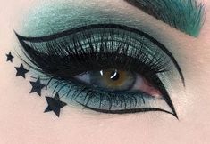 Blink 182 Makeup Looks, Extreme Eyeshadow Looks, Slytherin Eye Makeup, Goth Eyeliner Designs, Goth Eyeliner Looks For Hooded Eyes, Gothic Eyeliner For Hooded Eyes, Goth Liner For Hooded Eyes, Makeup Drawing