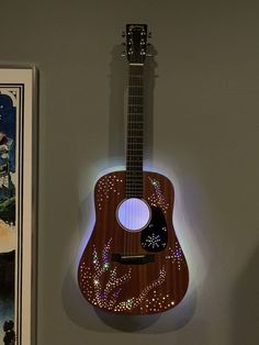 guitar room Decorate Guitar Ideas, Refurbished Guitar Ideas, Old Guitar Crafts, Guitar Diy Crafts, Guitar Recycle Project, Guitar Repurpose Ideas, Guitar Decoration Ideas, How To Decorate A Guitar, Art On Guitar Ideas