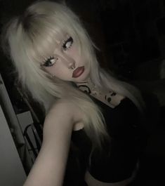 Grey Hair Face Claim, Goth Selfie Ideas, Beautiful Goth Women, White Haired Vampire, Goth Blonde Hair, Blonde Goth Girl, Goth Girl Pfp, Alternative Pfp, Goth Bangs