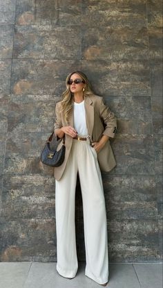 The old money aesthetic is a surefire way to add a touch of sophistication and elegance to your style – so here are the 7 best old money outfits for fall. #scandinavianstyleoutfit Casual Old Money Outfits, Old Money Casual Outfits, Trendy Blazer Outfits, Old Money Casual, Old Money Outfits For Women, Casual Old Money, Cute Professional Outfits