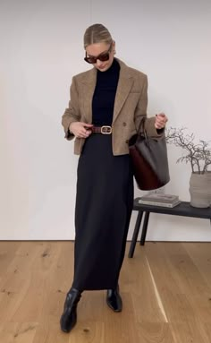 Maxi Skirt Loafers Outfit, Brown Maxi Skirt For Workwear In Fall, Brown Skirt Fall Outfit, Chic Brown Maxi Skirt For Fall, Leather Skirt Winter Midi, Winter Fitted Brown Maxi Skirt, Dark Academia Maxi Skirt Outfit, Rok Outfit, Trendy Outfits Winter