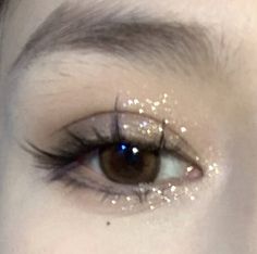 Kpop Eyeshadow Looks, Dreamy Eyes Makeup, Simple Makeup Looks Glitter, Enhypen Concert Makeup Ideas, Korean Sparkly Makeup, Korean Glitter Eyeshadow, Douyin Makeup Sparkle, Cute Kpop Makeup