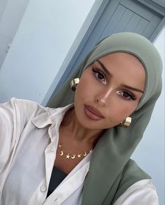 Hijab Turban Style, Headwrap Hairstyles, Modest Summer Fashion, Estilo Hijab, Hijabi Fits, Stile Hijab, Simple Hijab, Modern Hijab, Muslim Style