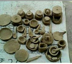 there are many different types of pottery on the table