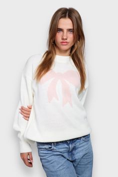 Hoe leuk is deze trui! Super schattig met het roze strikje voorop. Mega comfy en zacht. Combineer de trui met een van onze rokjes of broeken voor een complete look. Dit is echt de perfecte cozy trui voor de winterdagen! Meet Me There, Bow Sweater, Birthday Wishlist, Cozy Sweater, Material Girls, Mykonos, Cozy Sweaters, Pink Bow, Sweater Skirt