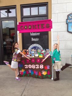 Cookie Booth Ideas Display, Cookie Booth Ideas, Cookie Activities, Girl Scout Brownie Badges, Table Booth