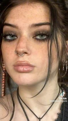 No Eyelash Makeup Look, Messy Eye Makeup Grunge, Mitski Concert Makeup, Under Eye Cat Eye Makeup, Light Dark Makeup, 90s Grunge Makeup Aesthetic, 8th Grade Prom Makeup, Makeup For Upturned Eyes, Grunge Makeup Brown Eyes