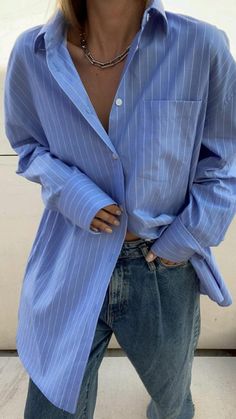 Blue Pinstripe Shirt Outfit Women, Blue Striped Button Down Shirt Outfit, Blue Shirt Women Outfit, Oxford Shirt Outfit, Button Shirt Outfit, Blue Shirt Outfit, All Star Outfit, Button Down Outfit, Oversized Shirt Outfit